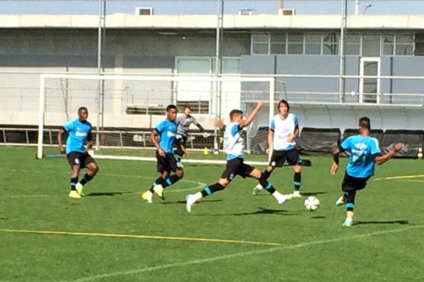 Geromel volta a treinar com bola e pode ficar à disposição contra o Cruzeiro