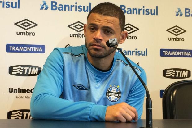 Edinho diz que aceita redução de salário para permanecer no Grêmio em 2016
