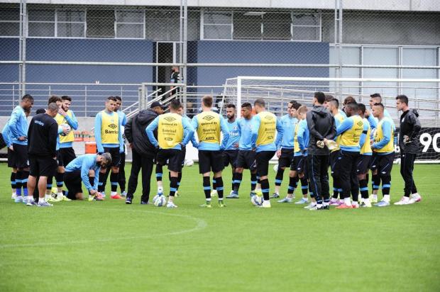 Geromel treina e deve ser novidade na partida contra o Cruzeiro