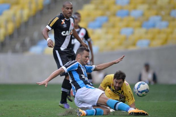 Jogadores do Grêmio comemoram ponto conquistado, mas lamentam chances perdidas