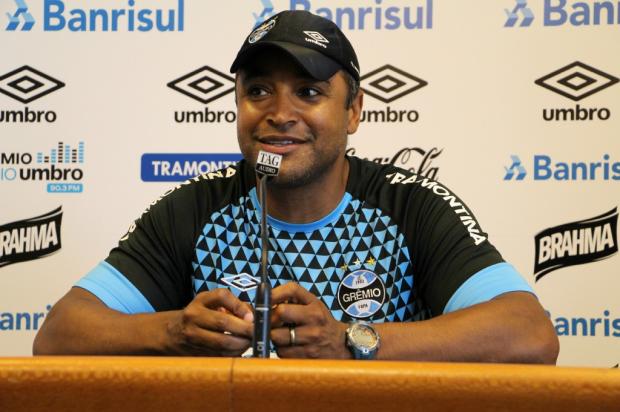 Roger mantém mistério sobre escalação, mas elogia Everton