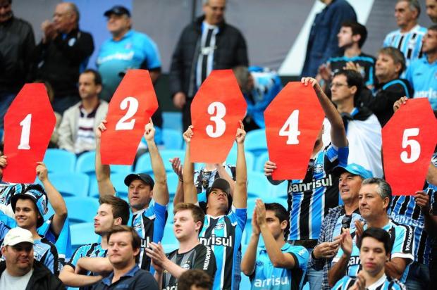 FOTO: contra o Flamengo, torcedores gremistas provocam Inter