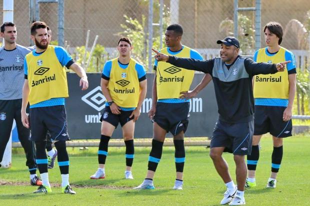 Treino mantém dúvida na escalação, e Bobô não viaja a Recife