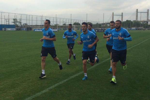 Com presença de Edinho, Grêmio volta aos treinos