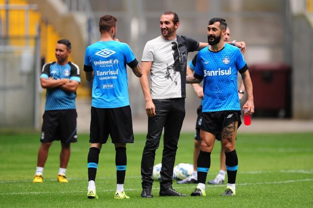 De férias na China, Barcos visita grupo do Grêmio em treino na Arena