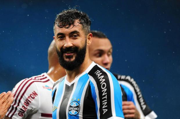 Pifador e cerebral: Douglas é referência do Grêmio para 2016