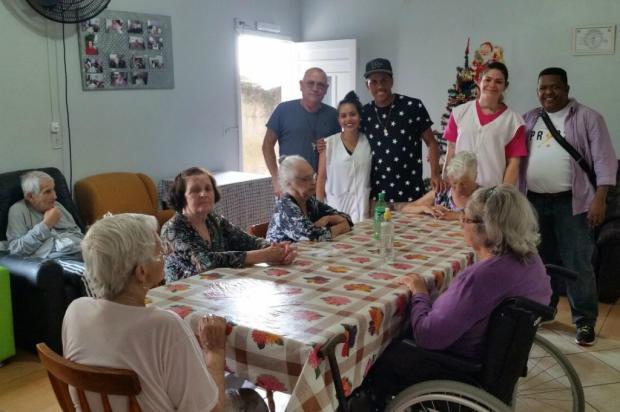 Clube da Bolinha: Pedro Rocha doa alimentos a clínica de idosos de Cachoeirinha
