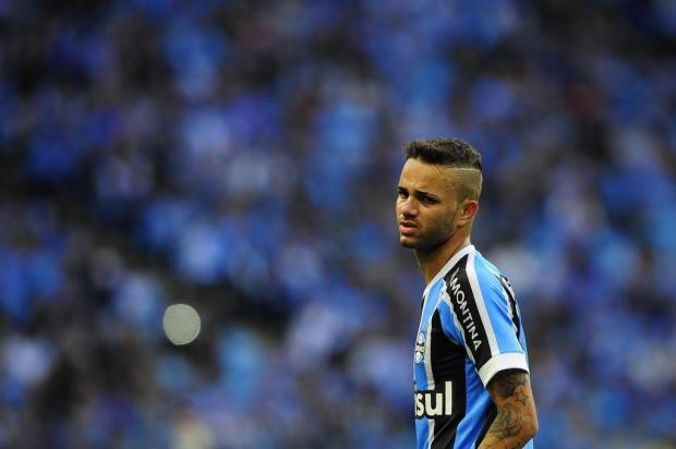 Após receber sondagens, Grêmio registra renovação com Luan na CBF