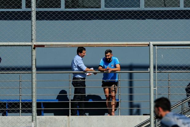 O Douglas está 99% no Grêmio, afirma Rui Costa