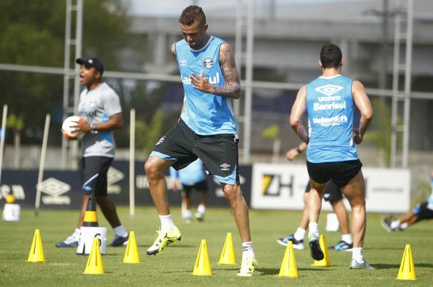Com presença de Roger, Grêmio faz treino físico intenso