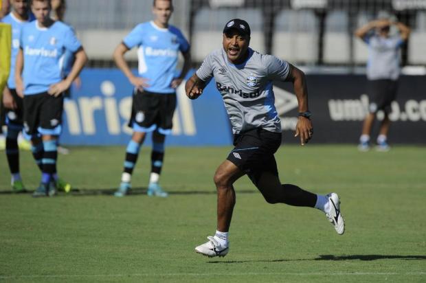 Roger abre vestibular para definir parceiro de Geromel no Grêmio
