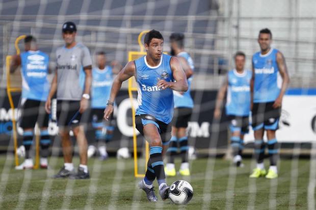 Com Giuliano em separado, titulares do Grêmio treinam em Porto Alegre