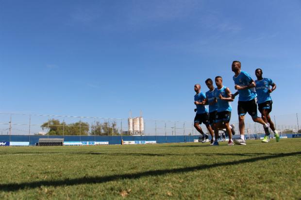 Manhã gremista é marcada por trabalhos físicos na academia e no campo do CT Luiz Carvalho