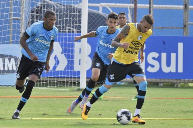 Com titulares em Porto Alegre, Grêmio treina bola aérea e finalizações