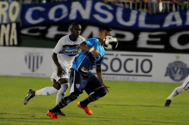 Colunistas opinam: há espaço para Lincoln no time titular do Grêmio?