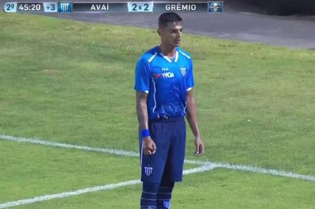 Contra o Grêmio, jogador do Avaí recebeu dois cartões amarelos e não foi expulso