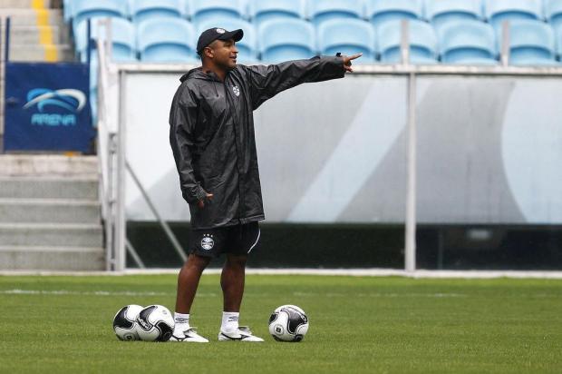 Roger projeta como Henrique Almeida pode se encaixar no ataque gremista