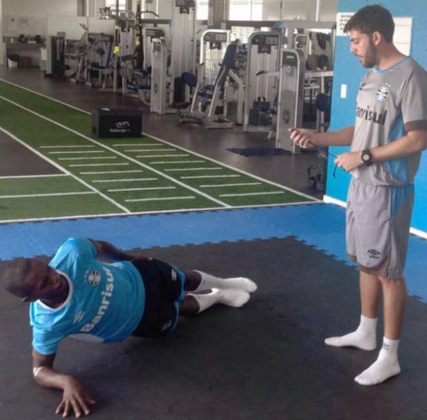 Após susto, Lincoln trabalha na academia do CT Luiz Carvalho