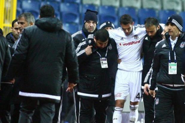Rhodolfo rompe ligamento no Campeonato Turco e ficará pelo menos seis meses parado