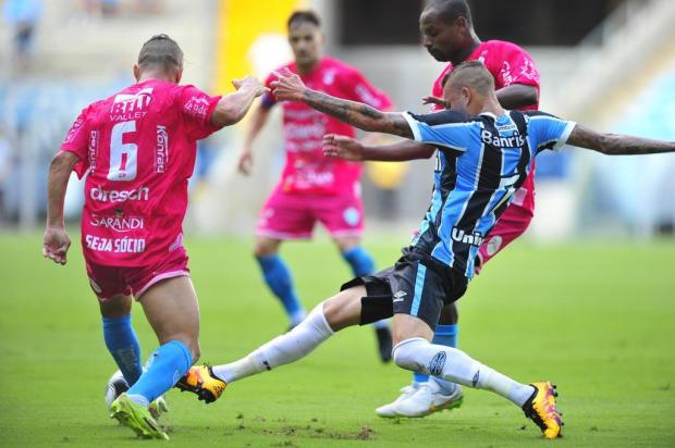 Diogo Olivier: por que pegam no pé de Douglas e Luan?