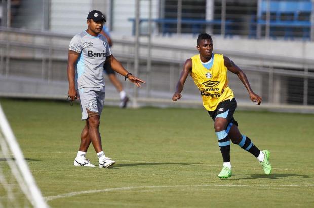 Roger observa opções em treino de reservas do Grêmio