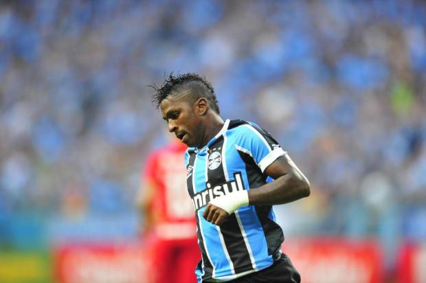 Bolaños deixa o Gre-Nal com suspeita de fratura na mandíbula