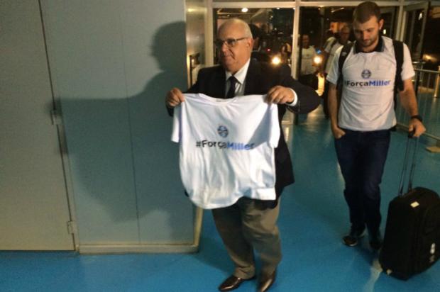 Grêmio chega à Arena com camisas de apoio a Bolaños
