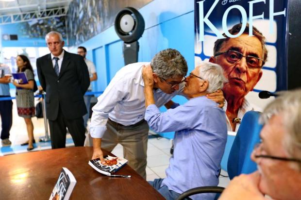Torcedor se emociona em sessão de autógrafos de Koff: Tudo que fizer para homenageá-lo será pouco