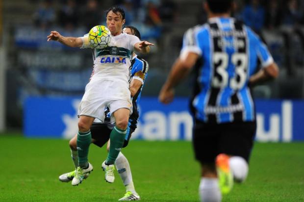 Wianey Carlet: qual a pressa de Roger em escalar zagueiro Wallace?