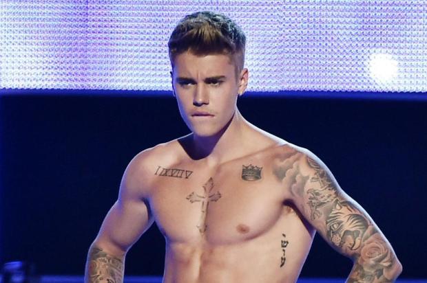 Justin Bieber é flagrado nu com modelo em praia no Havaí - Entretenimento