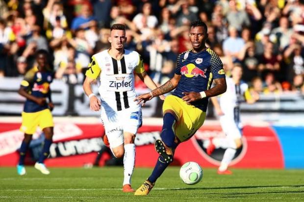Um zagueiro e lateral