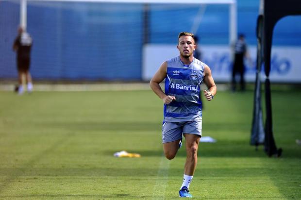 Grêmio responde nesta terça se aceita nova proposta do Barcelona por Arthur