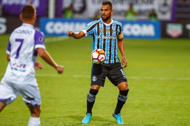 Grêmio sai na frente, mas cede empate ao Defensor na estreia na Libertadores