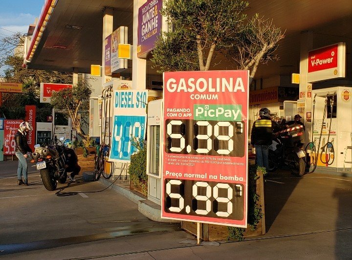 Motoristas podem economizar até R$ 0,60 no litro da gasolina com o uso de aplicativos em Porto Alegre - Vimarsana News